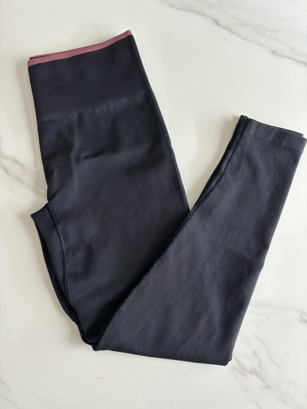Outdoor Voices Charcoal Ribbed Leggings with Dusty Pink Waistband Sz M